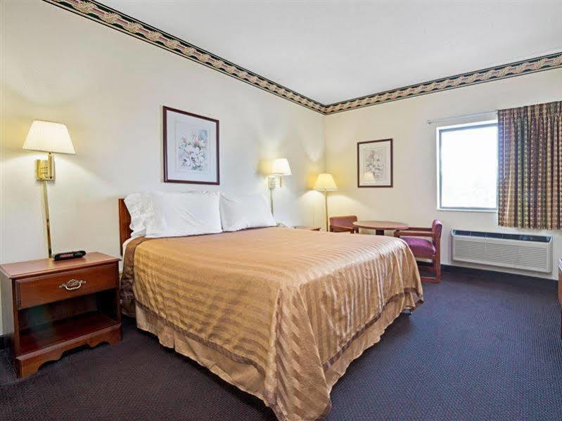 Travelodge By Wyndham St. Louis Berkeley Esterno foto